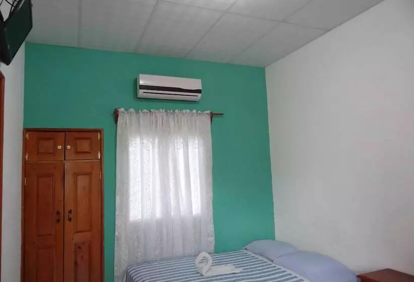 هتل Y Restaurante Las Gardenias