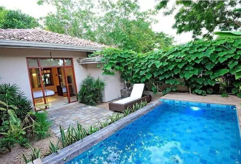 Hotelli Nikara Luxury Beach House