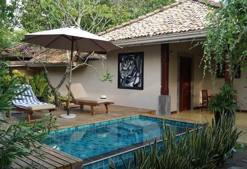 Hotelli Nikara Luxury Beach House