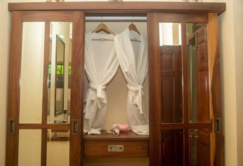 Hotelli Nikara Luxury Beach House