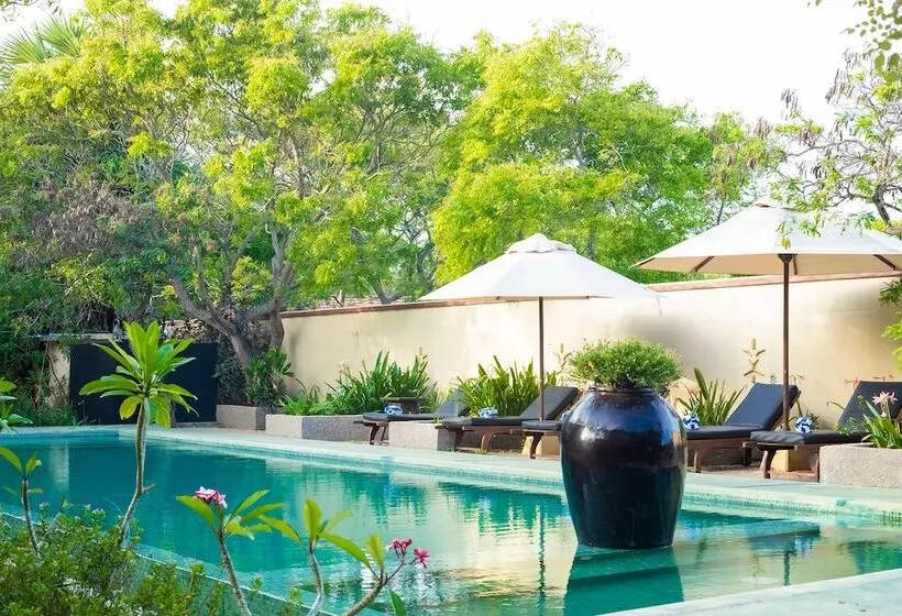 Hotelli Nikara Luxury Beach House