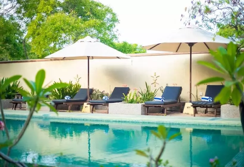 Hotelli Nikara Luxury Beach House