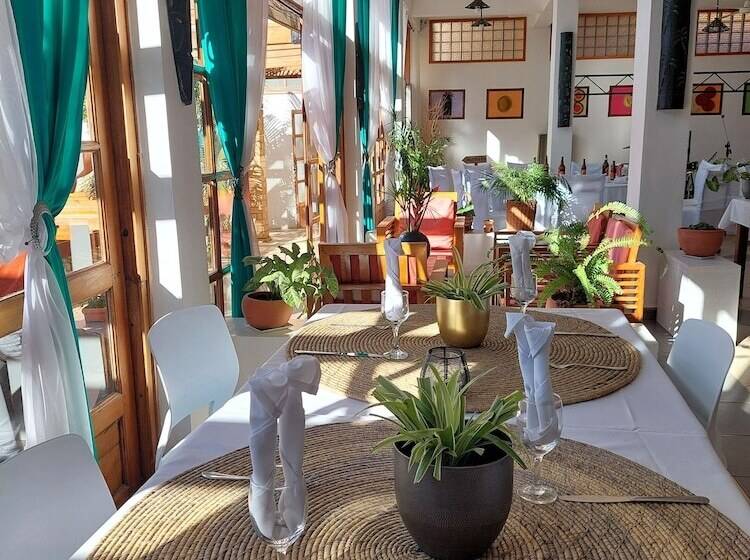 هتل Island Continent