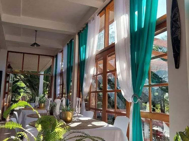 هتل Island Continent