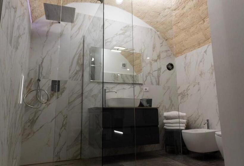 پانسیون The Saint Stays