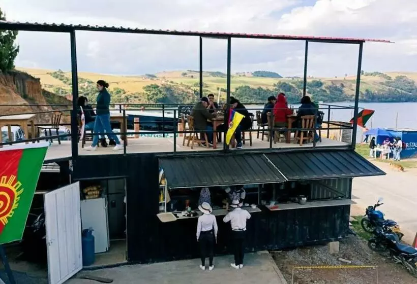 ユースホステル Hospedaje Puerta Al Lago