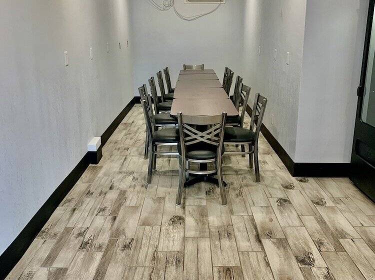 בית מלון כפרי Rodeway Inn