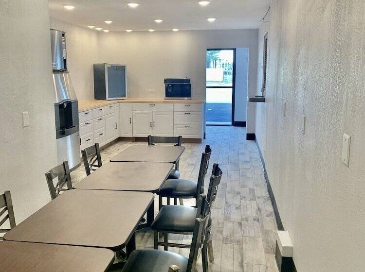 Отель Rodeway Inn