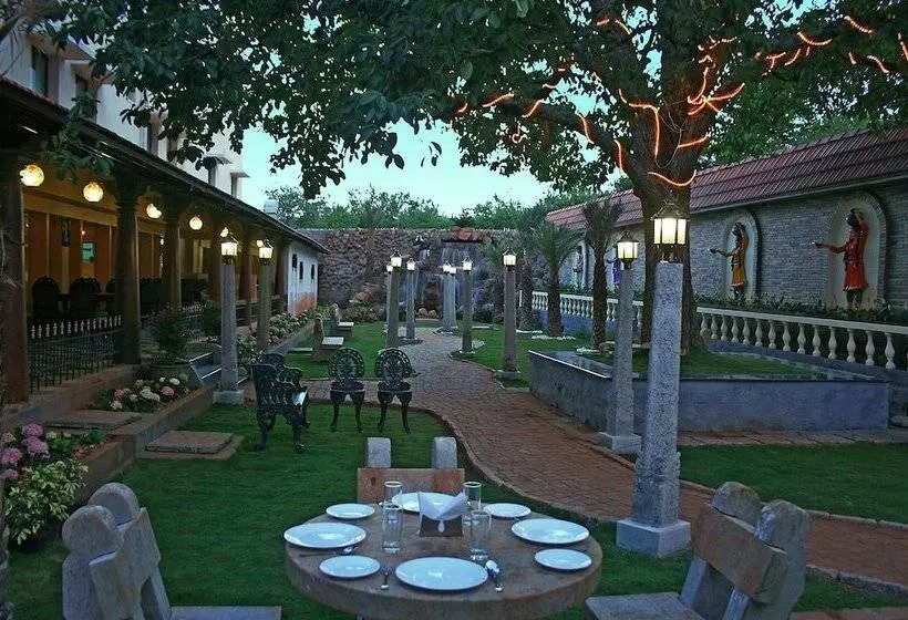 호텔 Kumararaja Palace