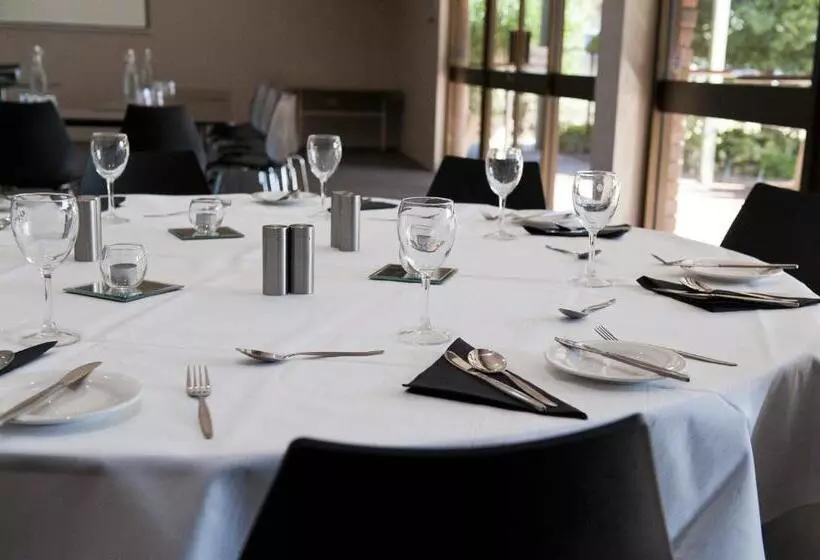 Мотель The Club Motor Inn Chinchilla