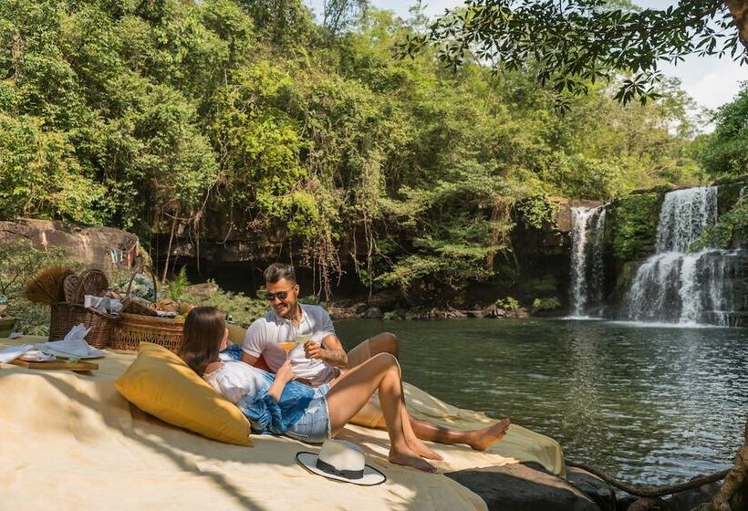 Resort High Season Pool Villa & Spa