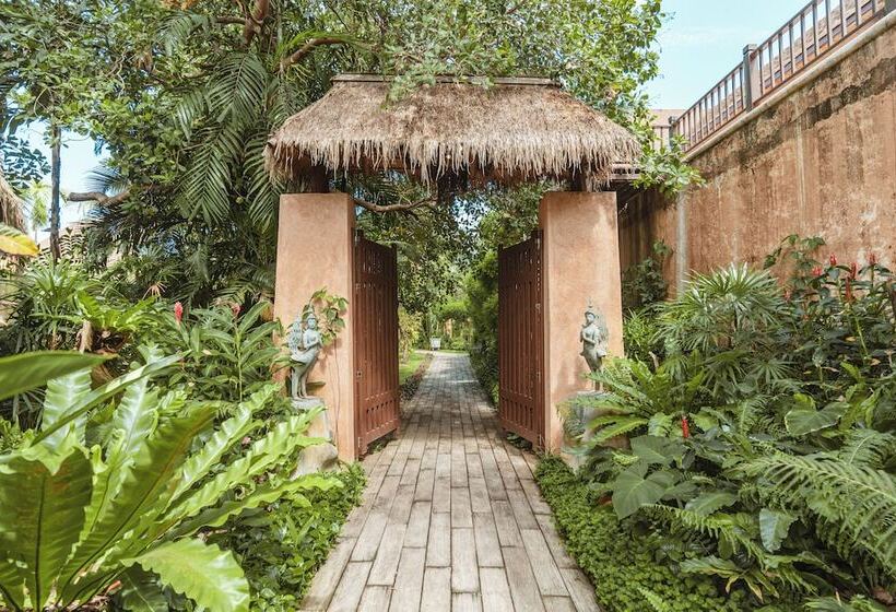 Resort High Season Pool Villa & Spa