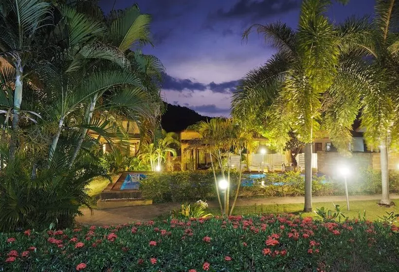 בית מלון כפרי Escape Cabins