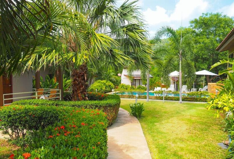 בית מלון כפרי Escape Cabins