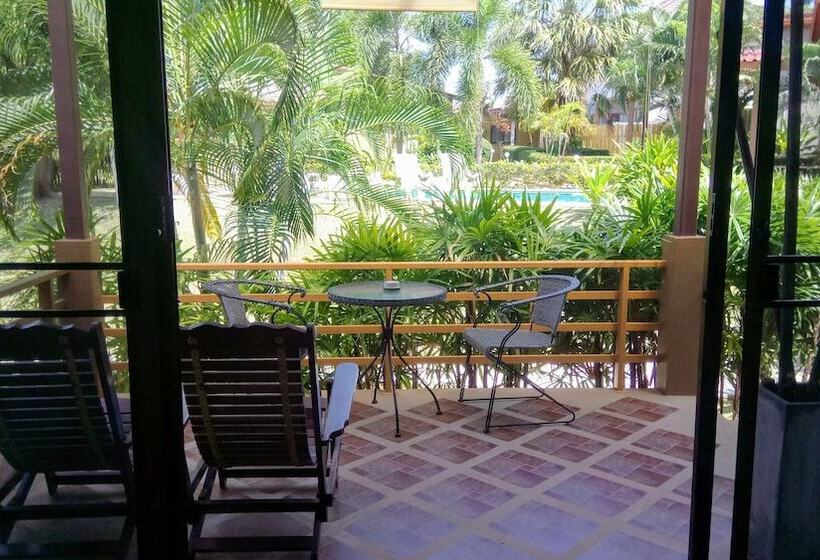 בית מלון כפרי Escape Cabins