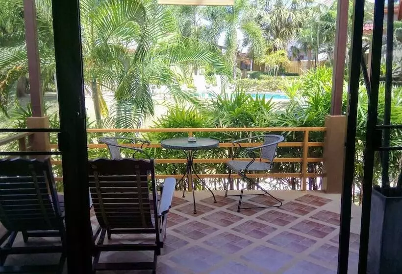 בית מלון כפרי Escape Cabins