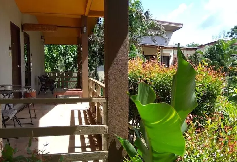 בית מלון כפרי Escape Cabins