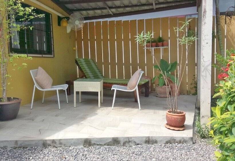 בית מלון כפרי Escape Cabins