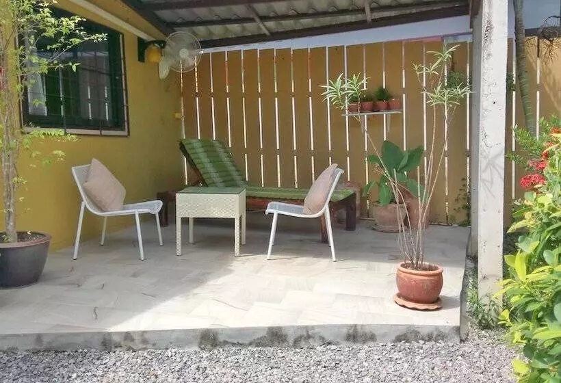 בית מלון כפרי Escape Cabins