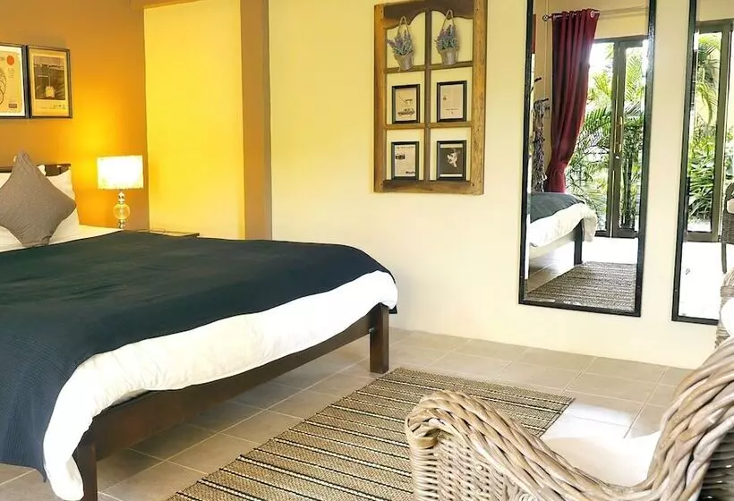 בית מלון כפרי Escape Cabins