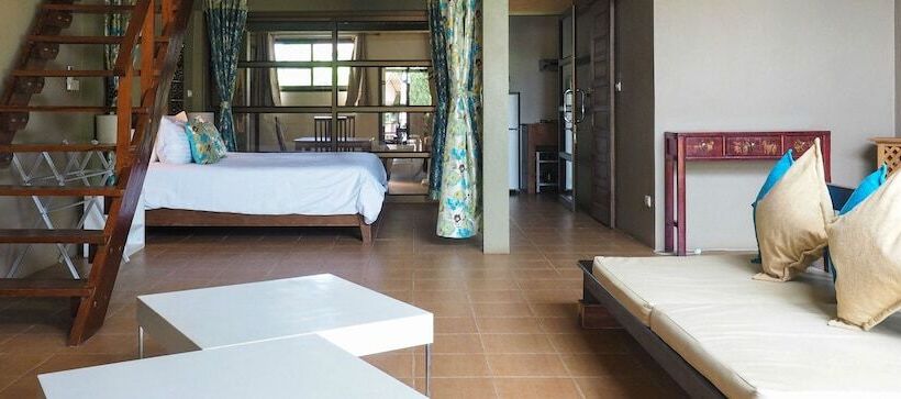 בית מלון כפרי Escape Cabins