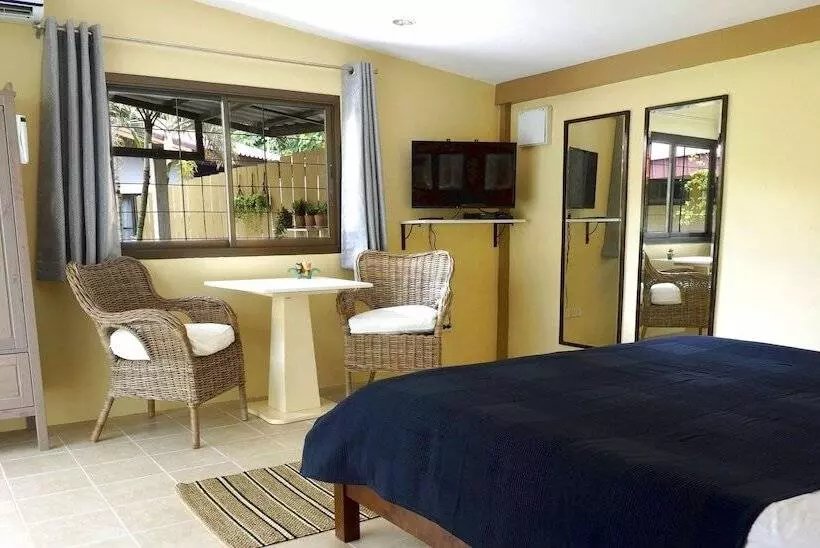 בית מלון כפרי Escape Cabins