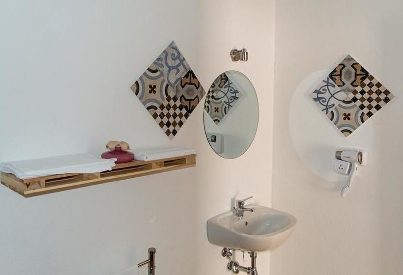 בית מלון כפרי Reverse