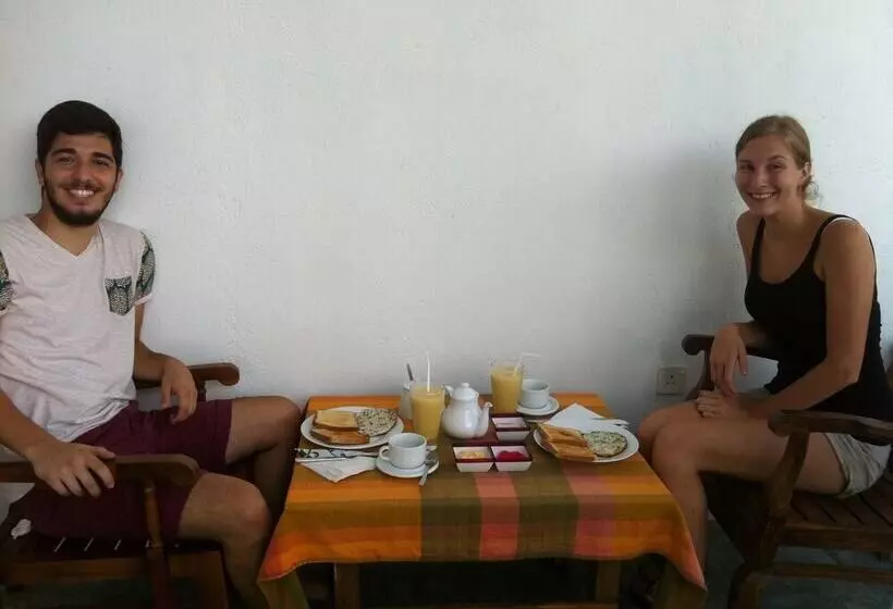 בית מלון כפרי Friends Guesthouse Negombo