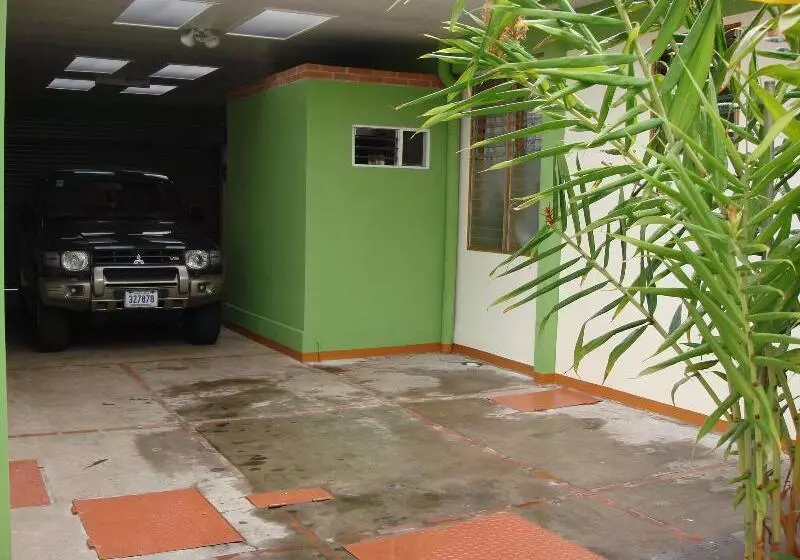 酒店 La Guaria Inn & Suites