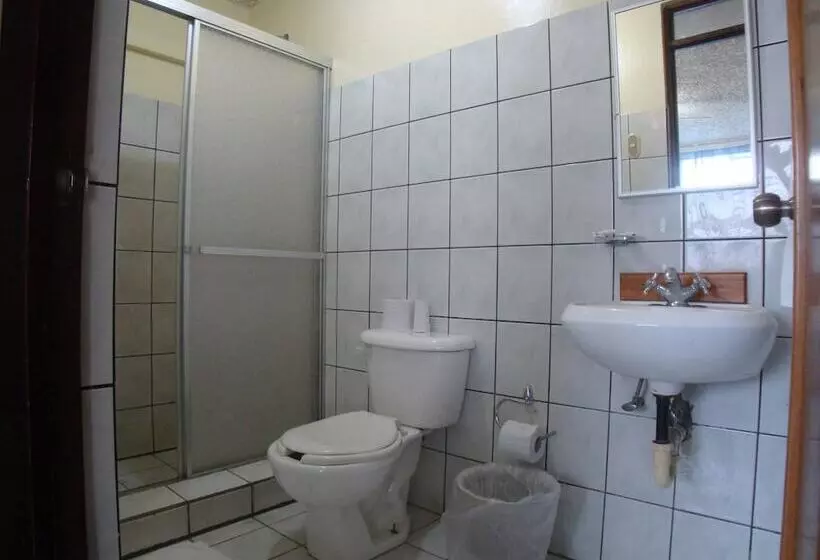 酒店 La Guaria Inn & Suites