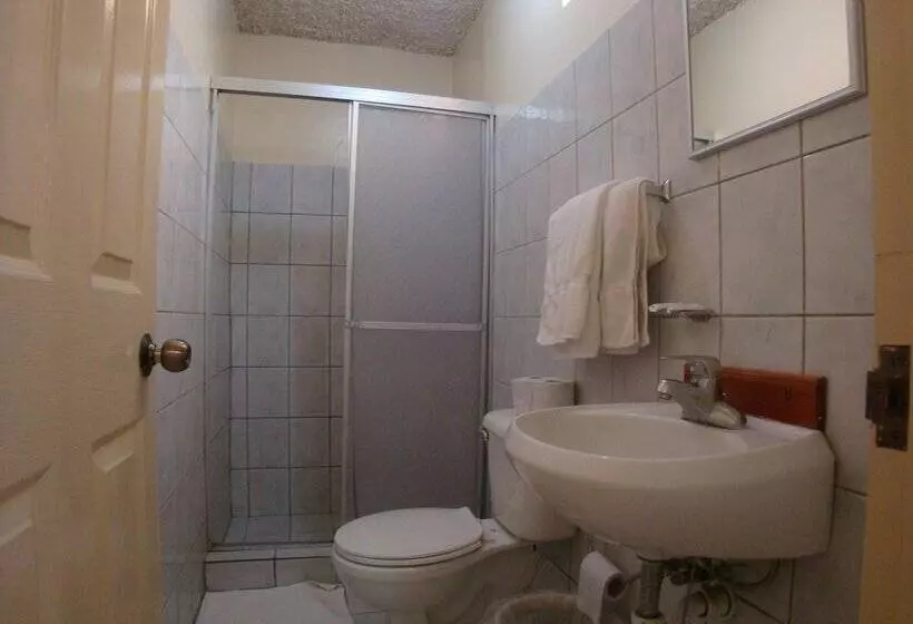 酒店 La Guaria Inn & Suites