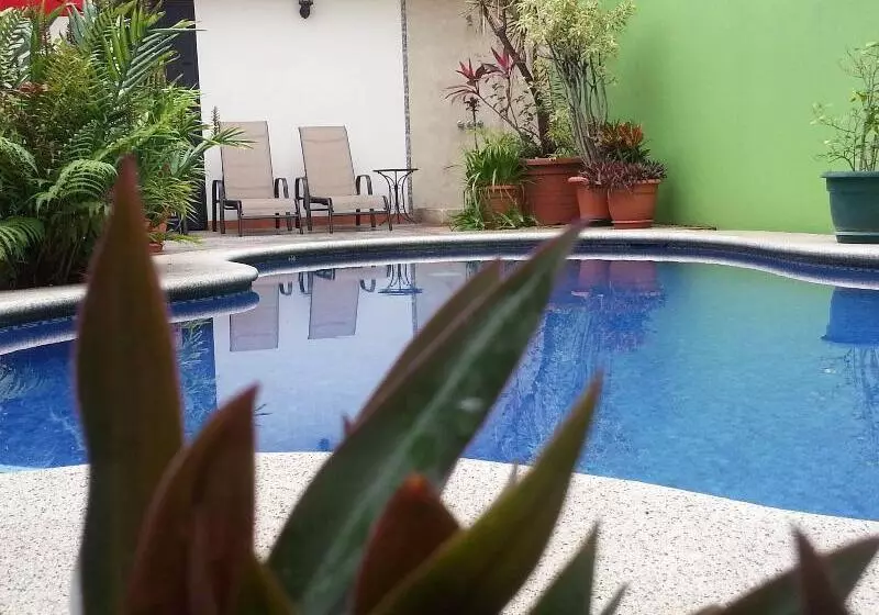 酒店 La Guaria Inn & Suites