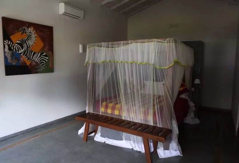 Отель Mihiri Beach House