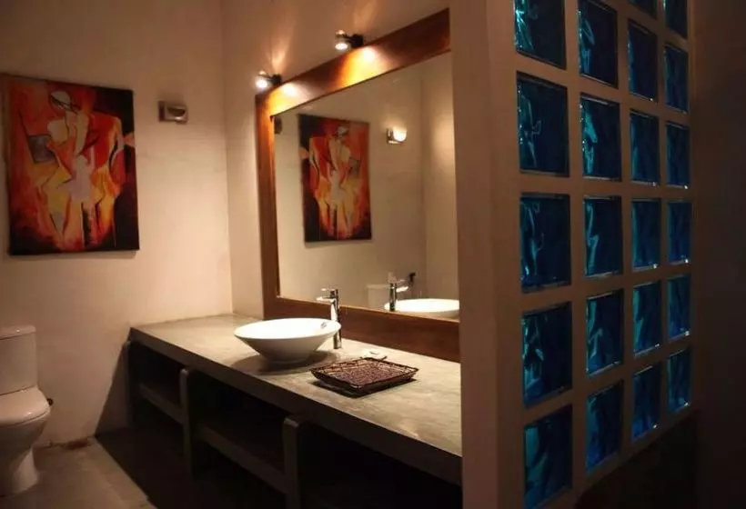 Отель Mihiri Beach House