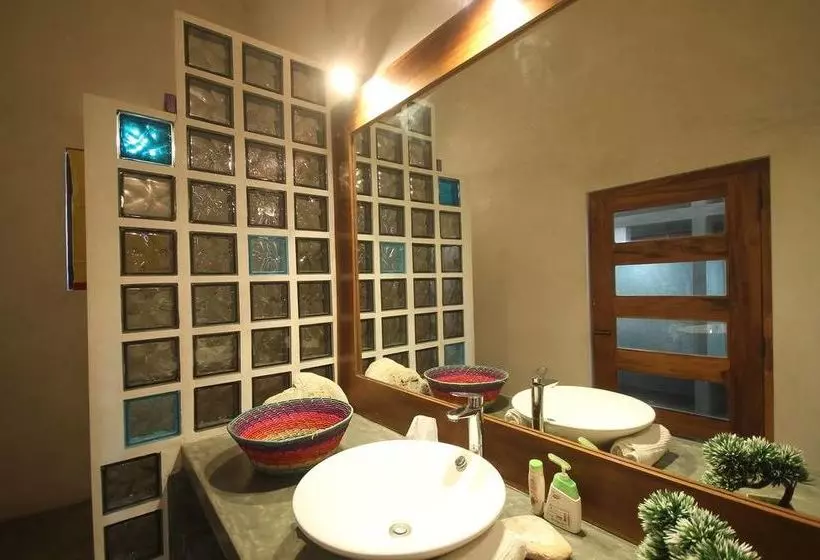 Отель Mihiri Beach House