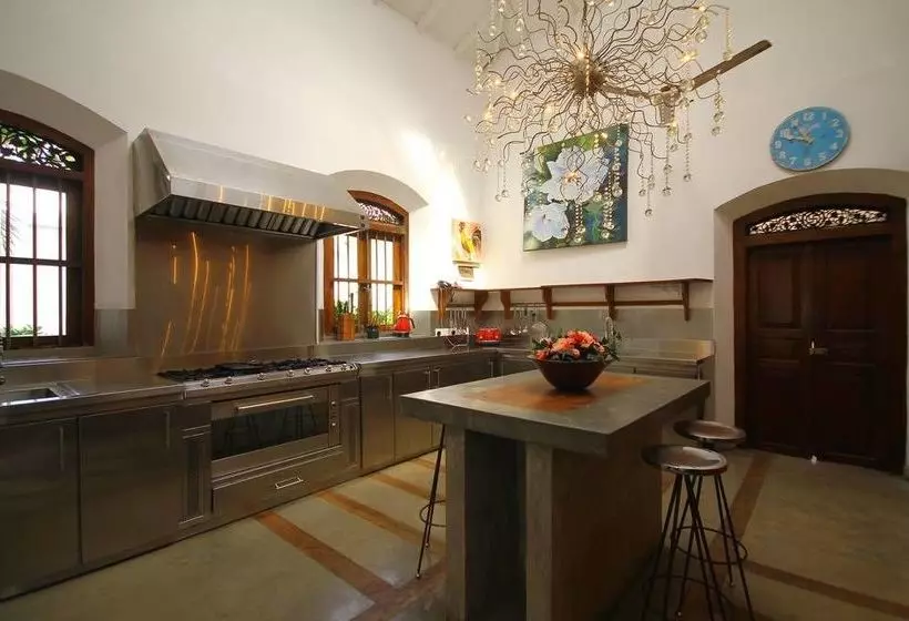 Отель Mihiri Beach House