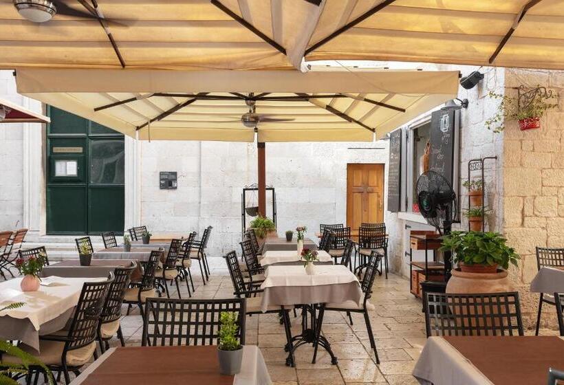 تختخواب و صبحانه Heritage Hotel Antique Split