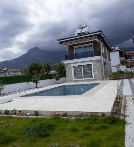 Amore Hotel Teki̇rova