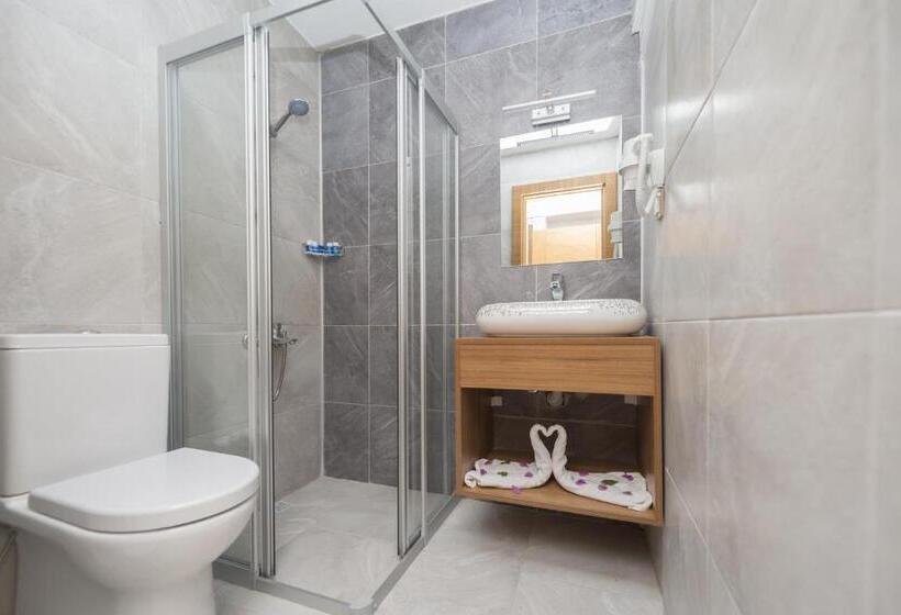 Amore Hotel Teki̇rova