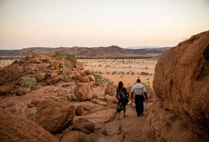 هتل Twyfelfontein Adventure Camp