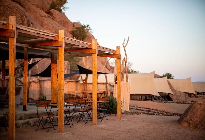 فندق Twyfelfontein Adventure Camp