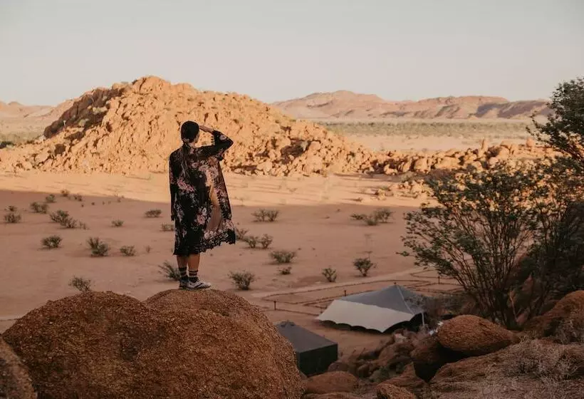 هتل Twyfelfontein Adventure Camp