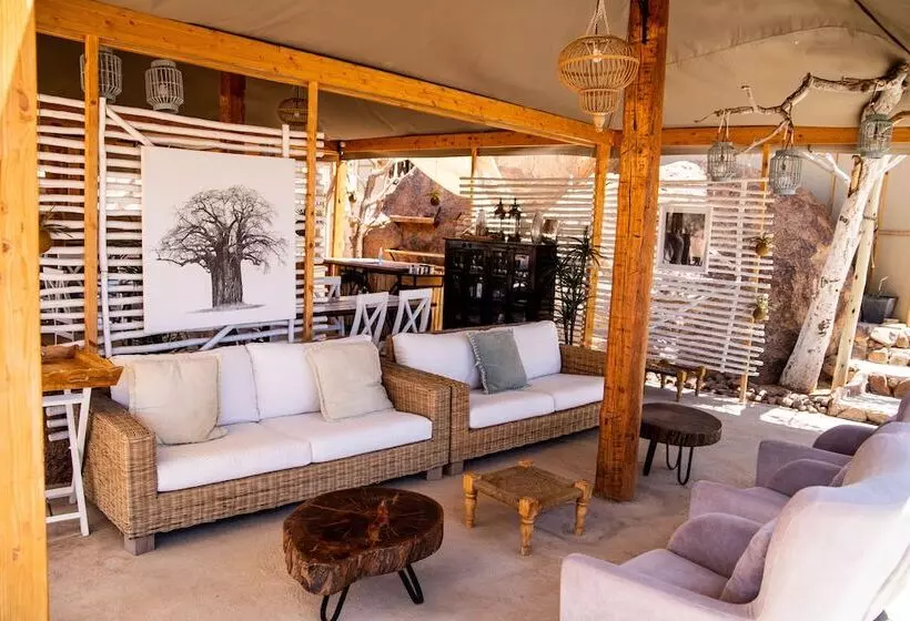 هتل Twyfelfontein Adventure Camp