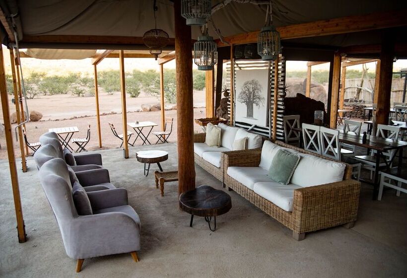 فندق Twyfelfontein Adventure Camp