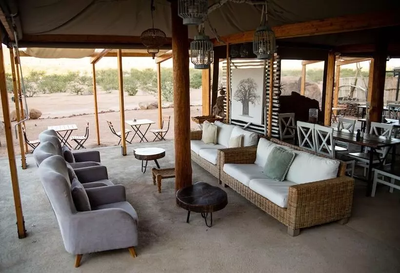 هتل Twyfelfontein Adventure Camp