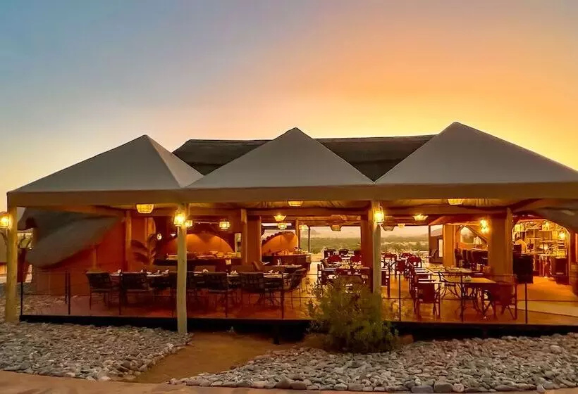 هتل Twyfelfontein Adventure Camp