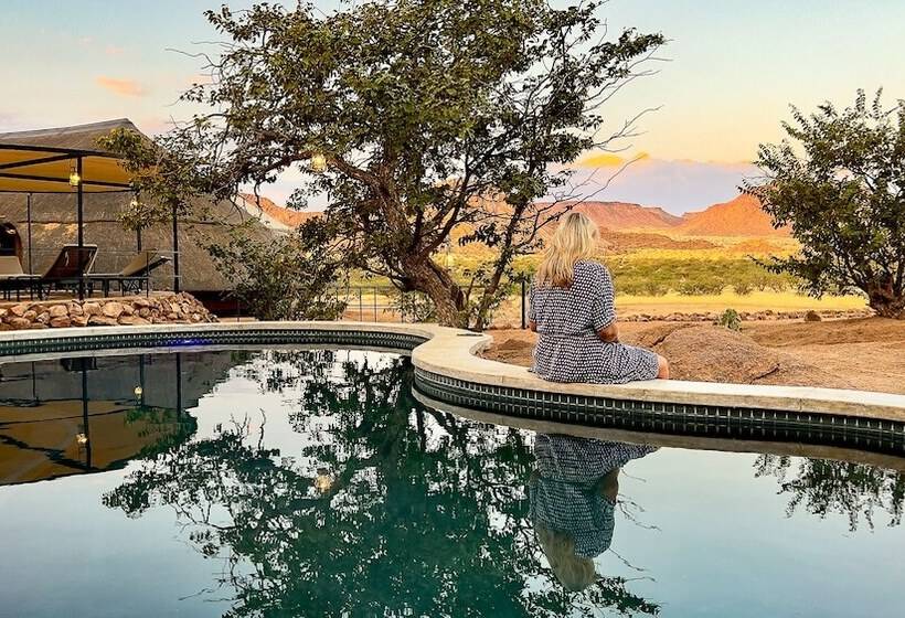 فندق Twyfelfontein Adventure Camp