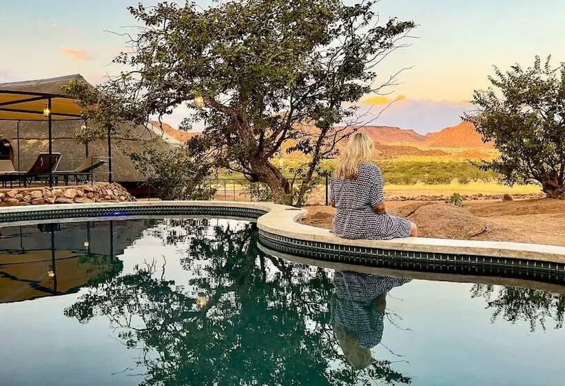 هتل Twyfelfontein Adventure Camp