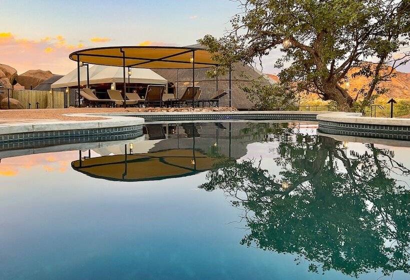 فندق Twyfelfontein Adventure Camp
