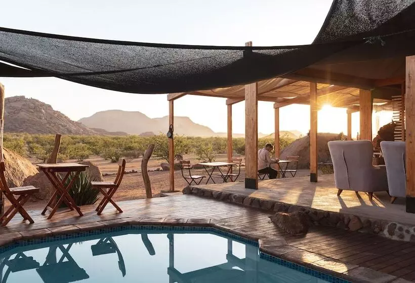 هتل Twyfelfontein Adventure Camp